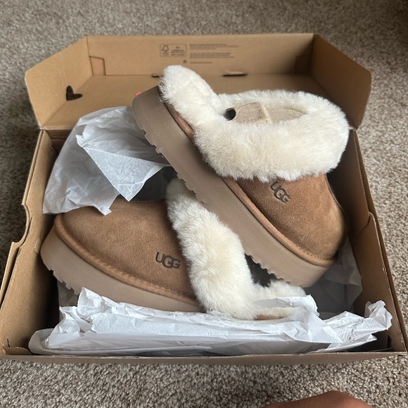 Shoes - BRAND NEW PLATFORM UGG SLIPPERS
